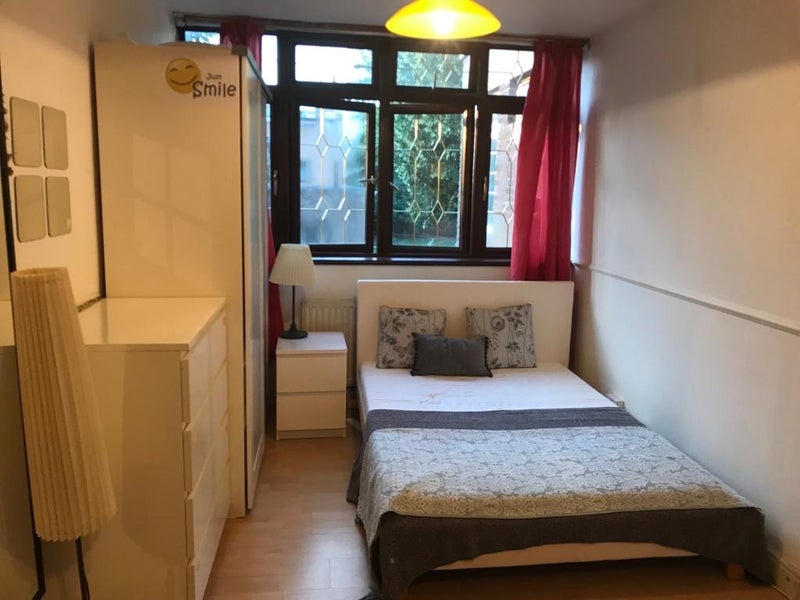 Room Spring Walk in Greater London