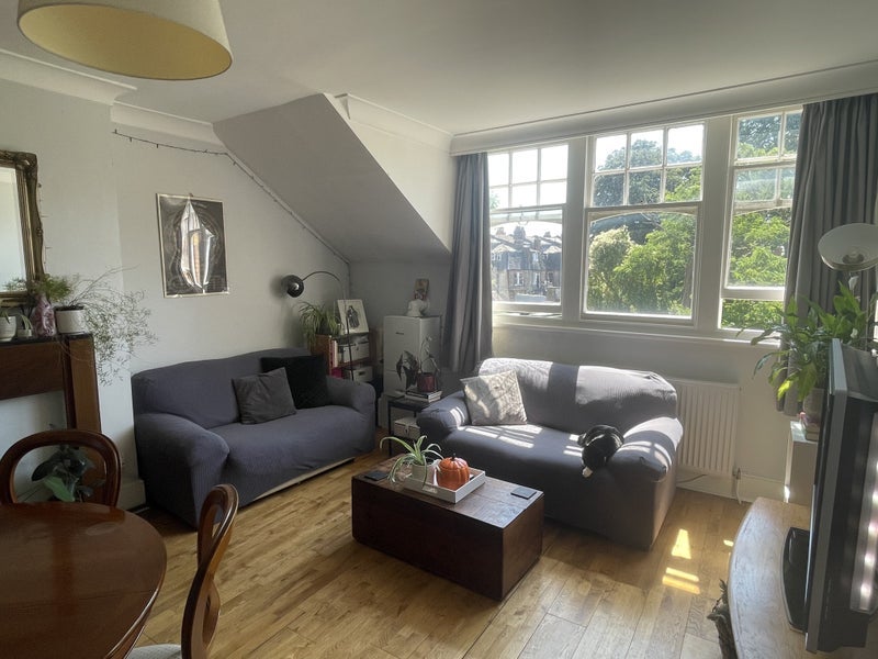 Flat Queens Avenue in Greater London
