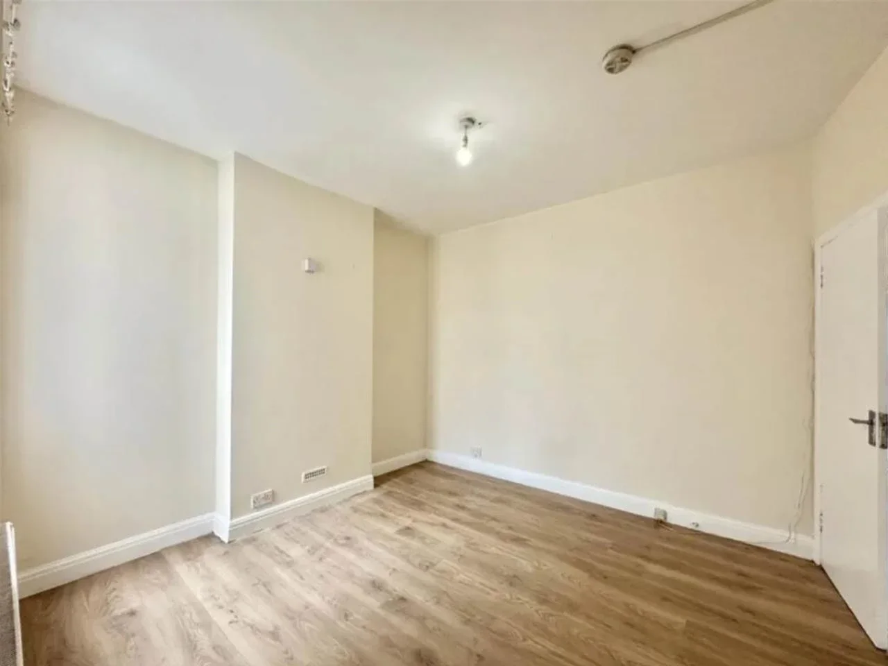 Flat Woodlands Road in Greater London