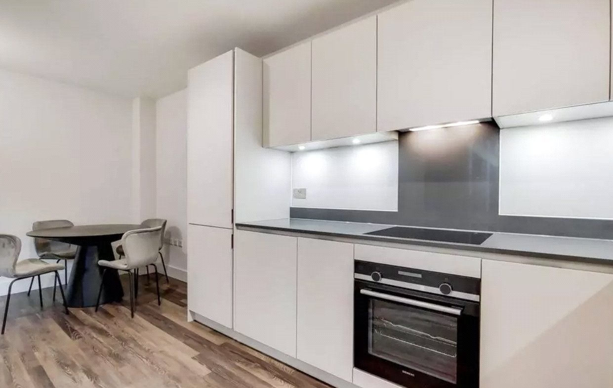 Flat Moulding Lane in Greater London