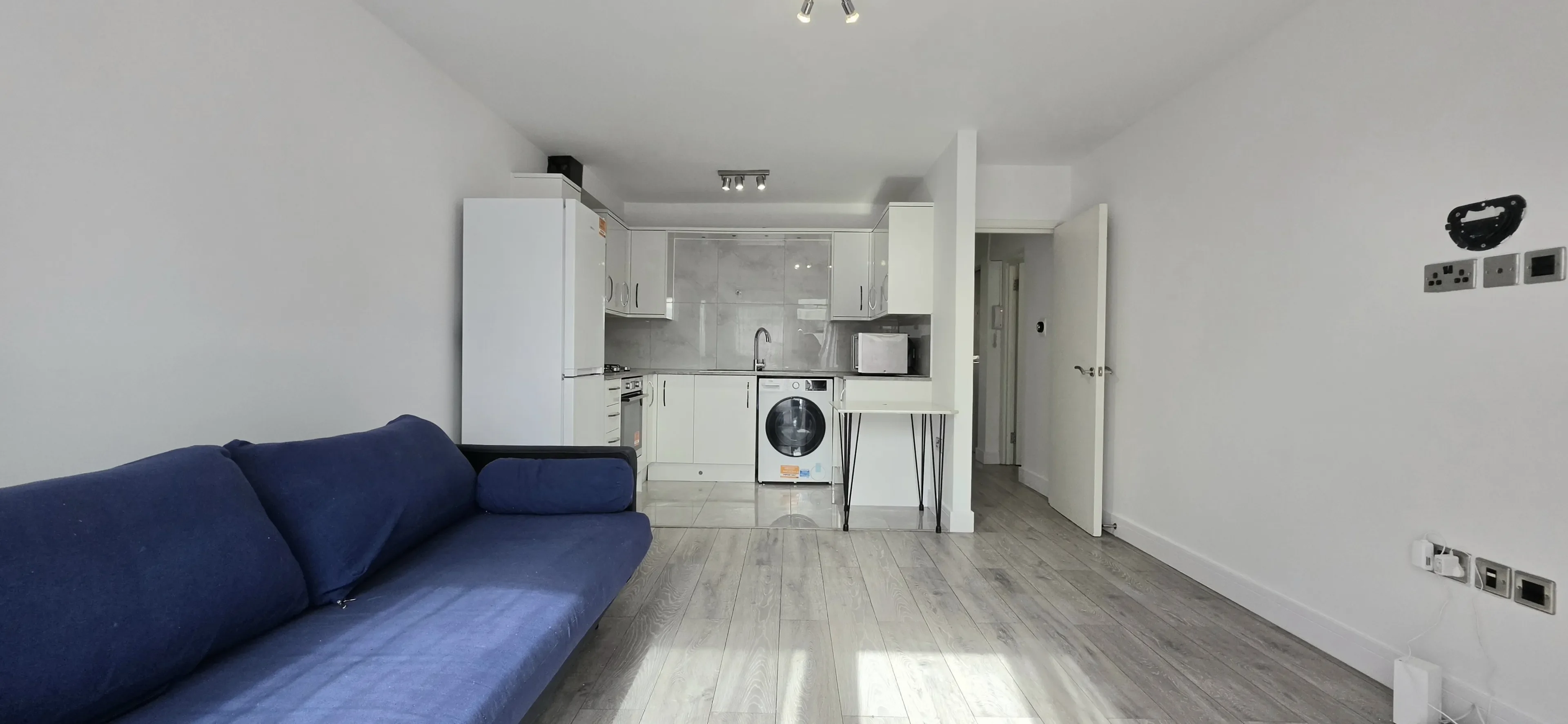 Flat Rokesby Place in Greater London