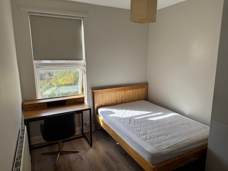 Room Ash Road in Leeds