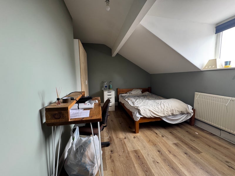 Room Ash Road in Leeds