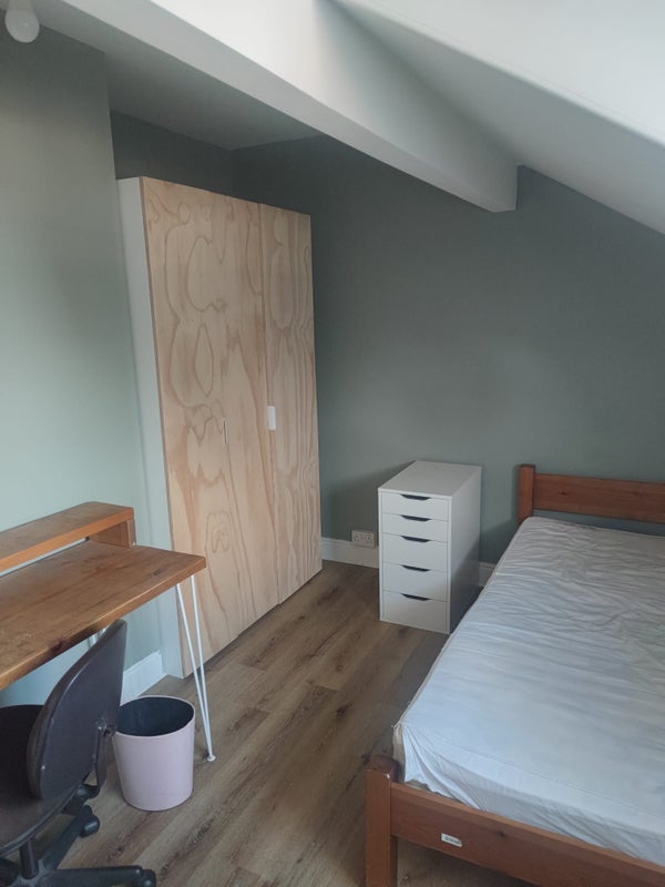 Room Ash Road in Leeds