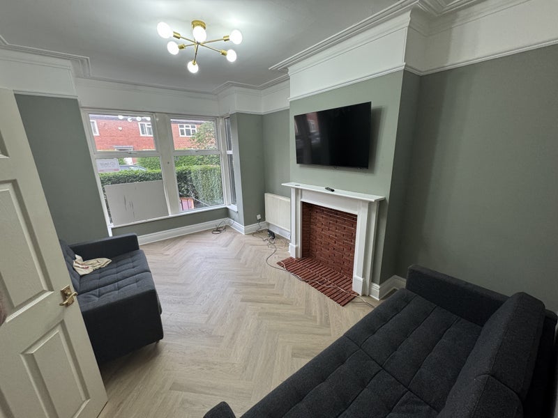 Room Ash Road in Leeds