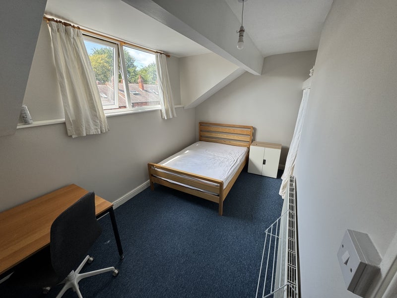 Room Ash Road in Leeds