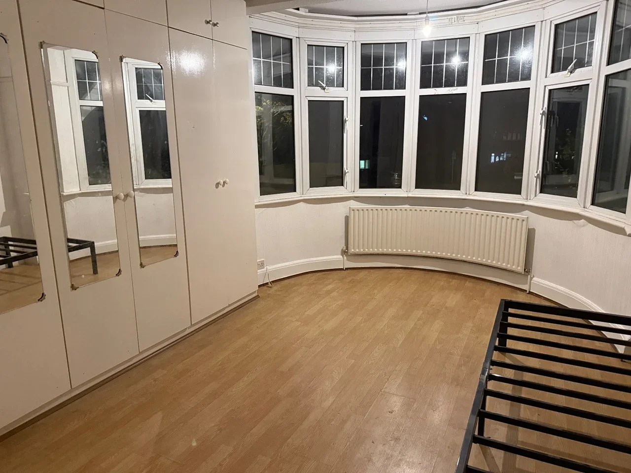 Room Elgar Avenue in Greater London