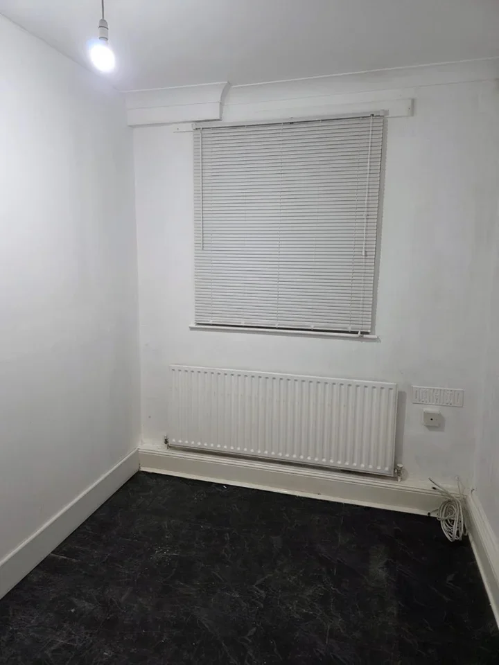 Room Elgar Avenue in Greater London