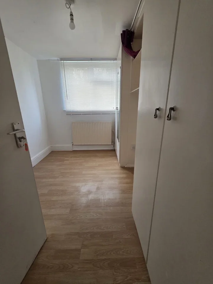 Room Elgar Avenue in Greater London