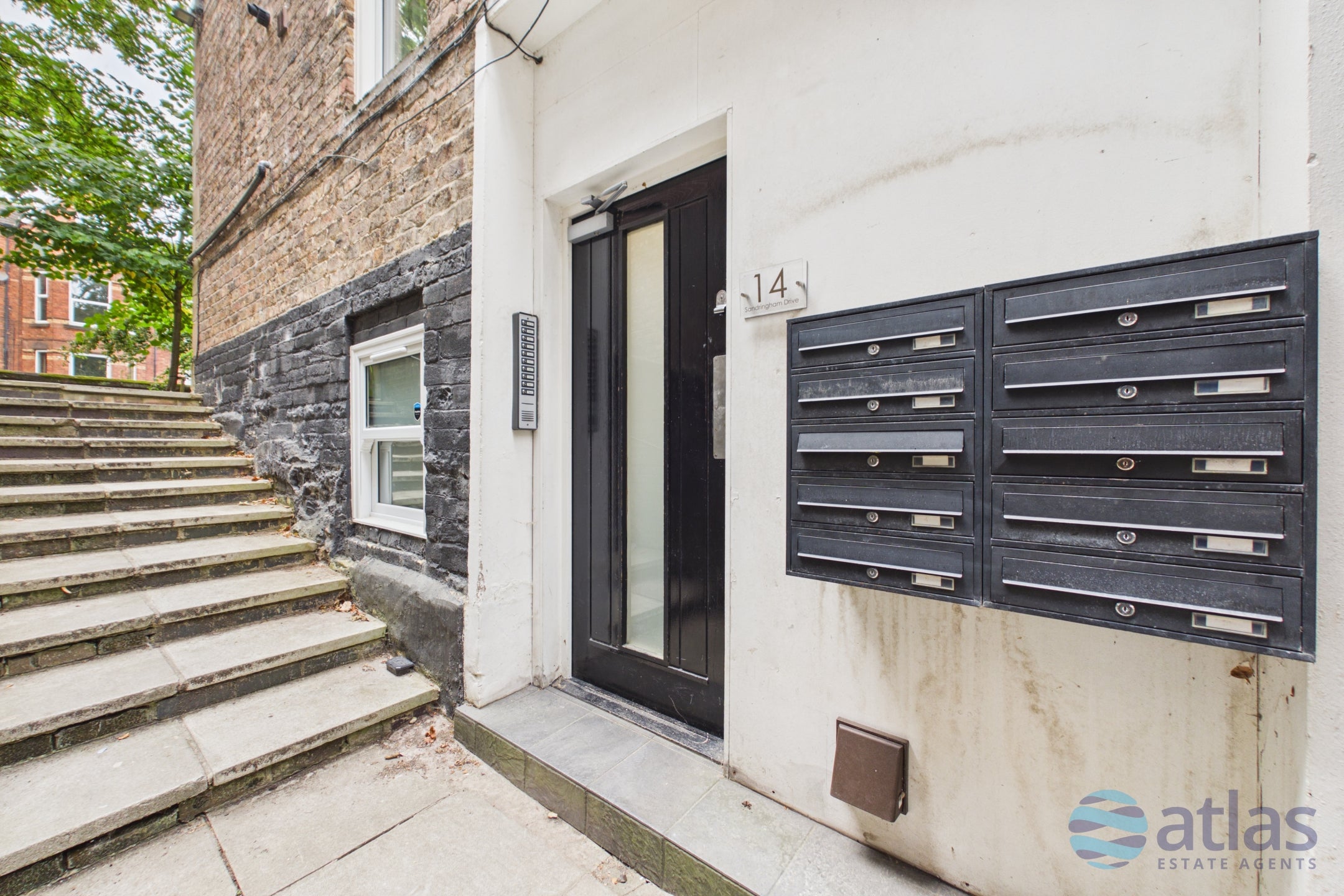 Flat Sandringham Drive in Liverpool