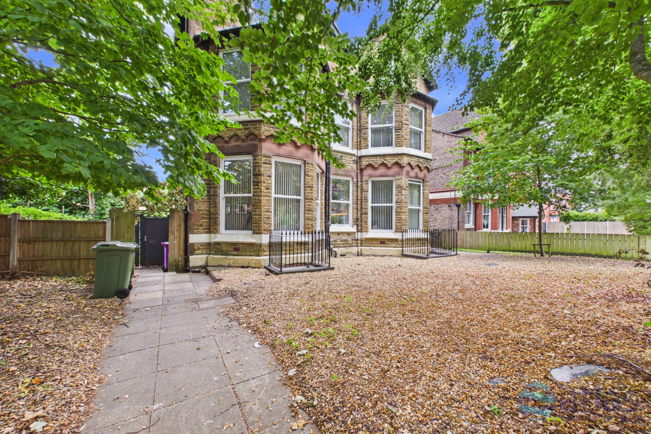 Flat Sandringham Drive in Liverpool