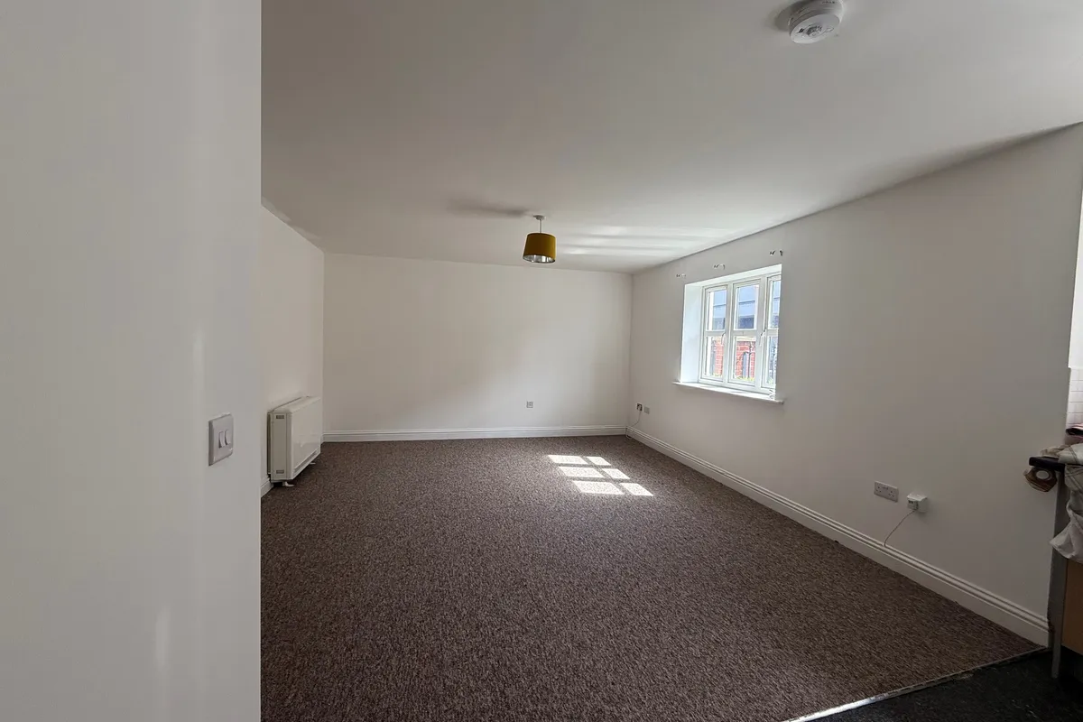 Flat Manor Gardens Close in Charnwood