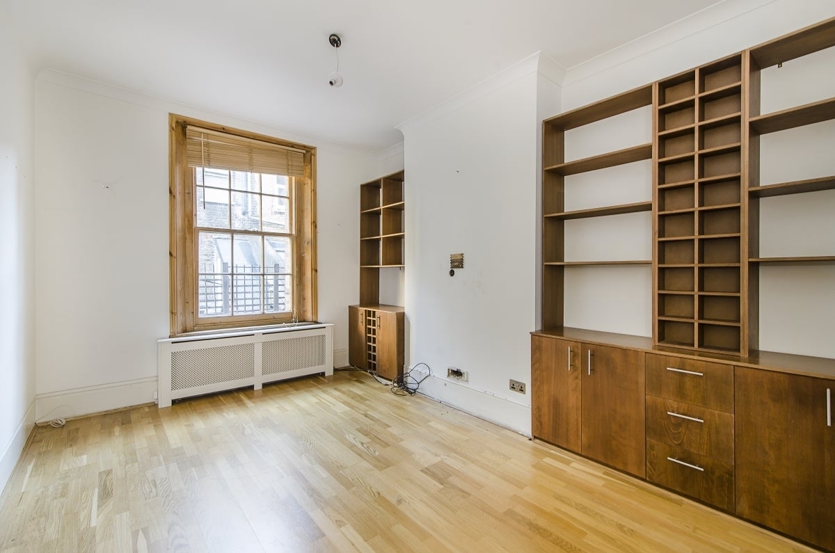 Flat Balham High Road in Greater London
