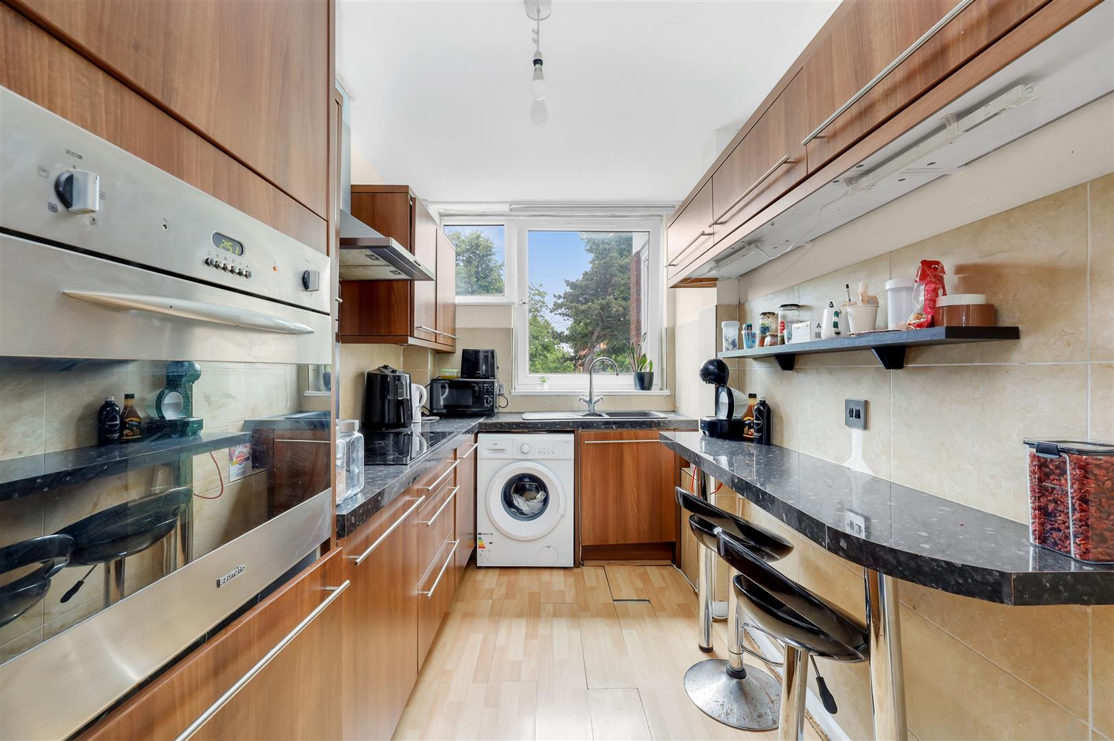 Flat Ewart Grove in Greater London