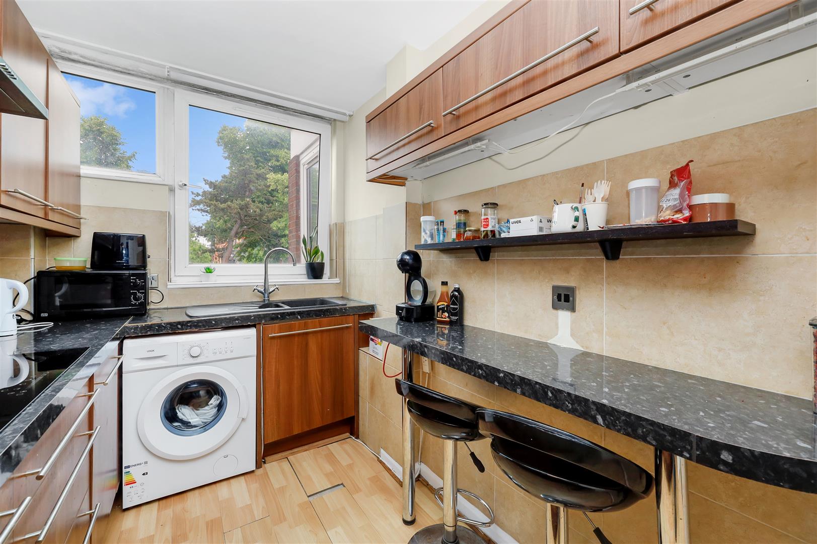Flat Ewart Grove in Greater London