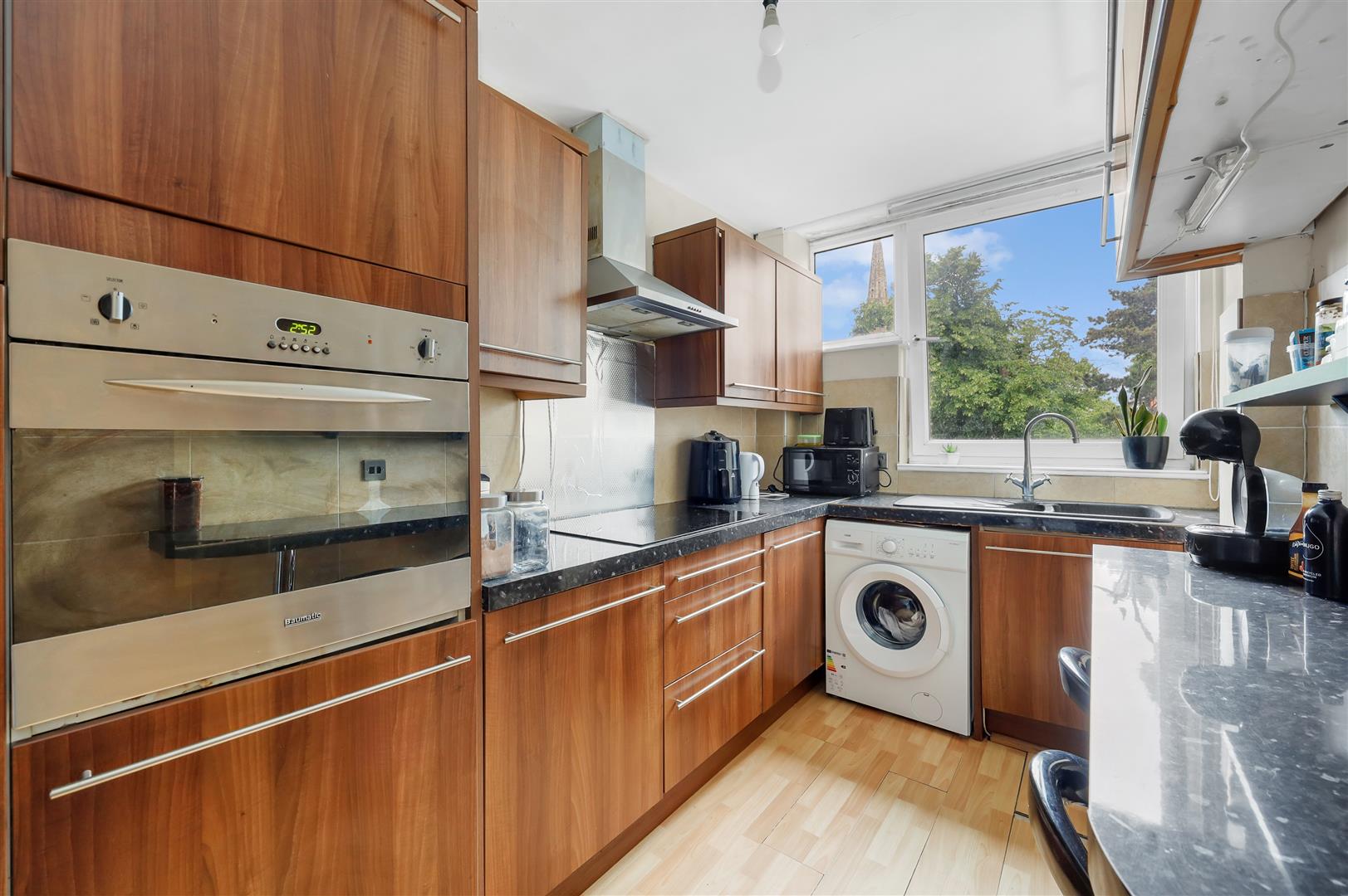 Flat Ewart Grove in Greater London