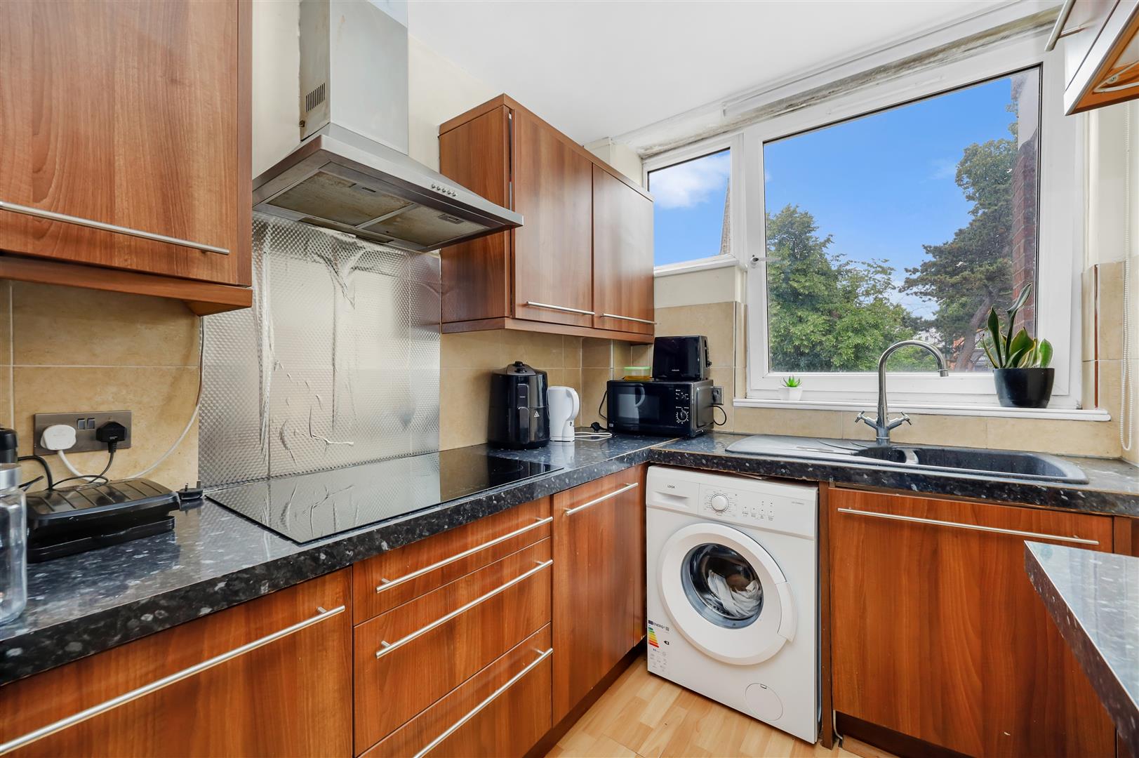 Flat Ewart Grove in Greater London
