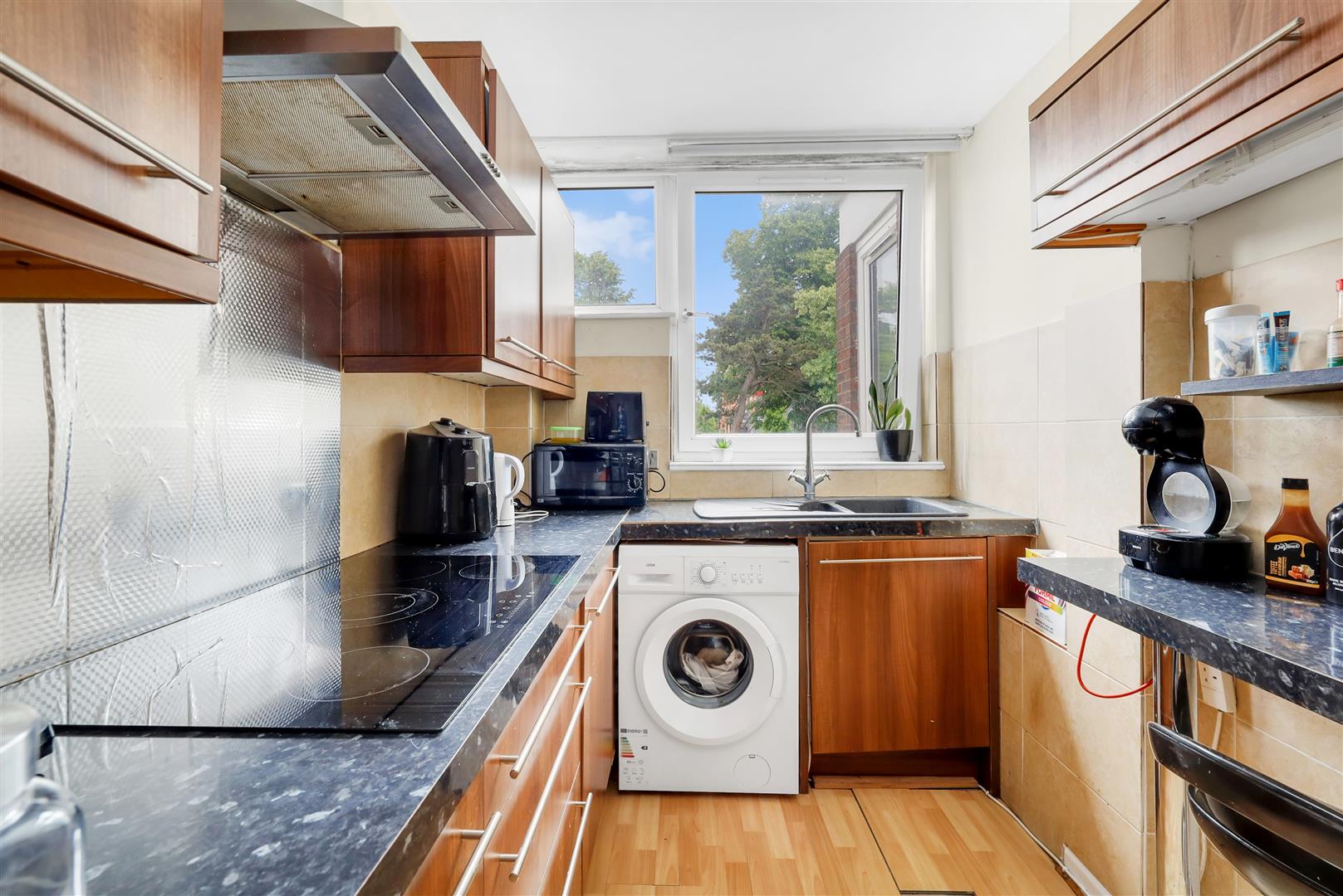 Flat Ewart Grove in Greater London