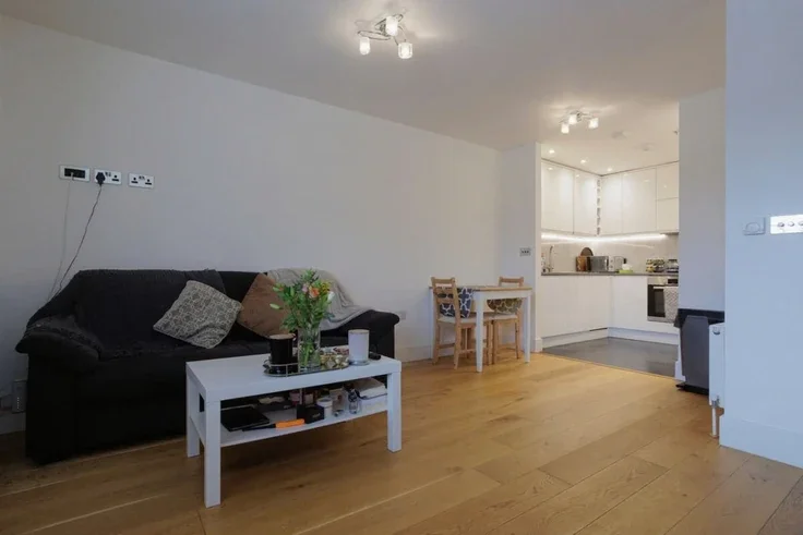 Flat Fife Road in Greater London
