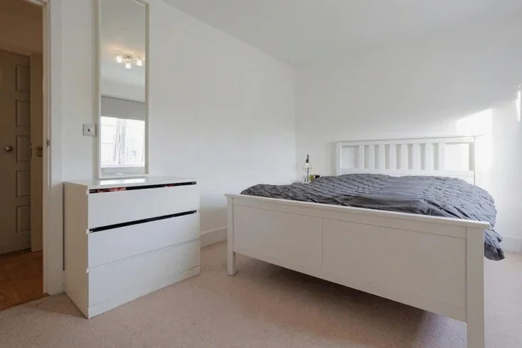 Flat Fife Road in Greater London