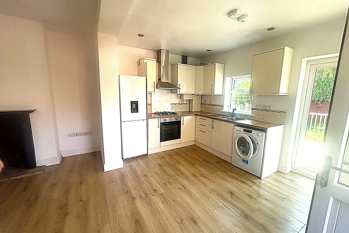 Flat Kingston Road in Greater London