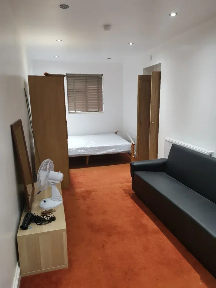 Flat Blake Avenue in Greater London