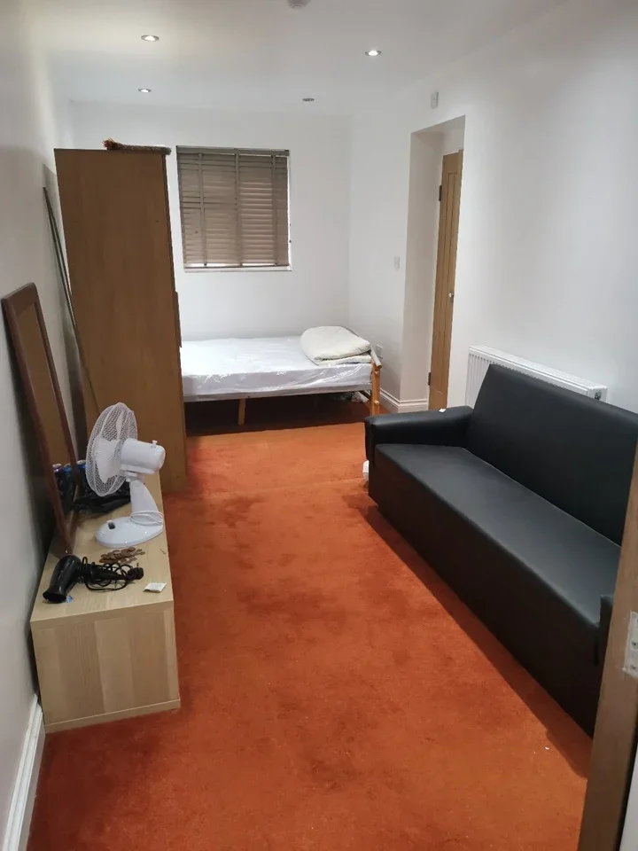 Flat Blake Avenue in Greater London