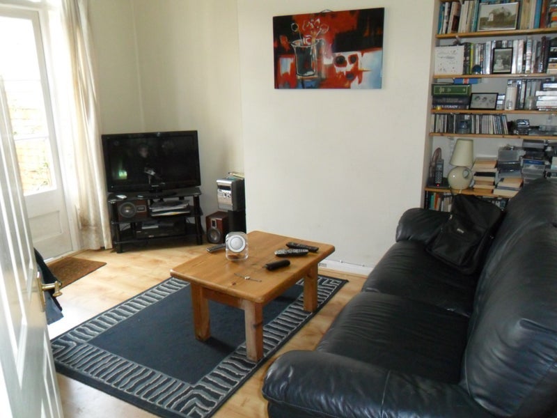 Room Cheltenham Avenue in Greater London