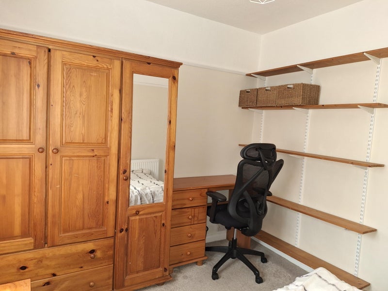 Room Cheltenham Avenue in Greater London