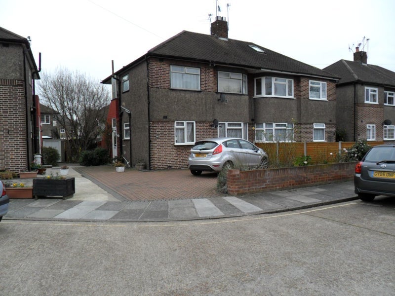 Room Cheltenham Avenue in Greater London