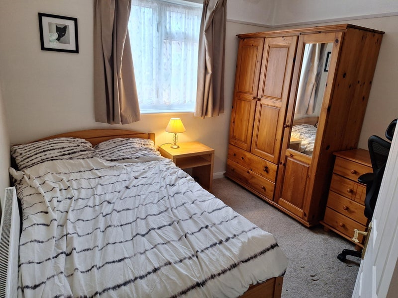 Room Cheltenham Avenue in Greater London