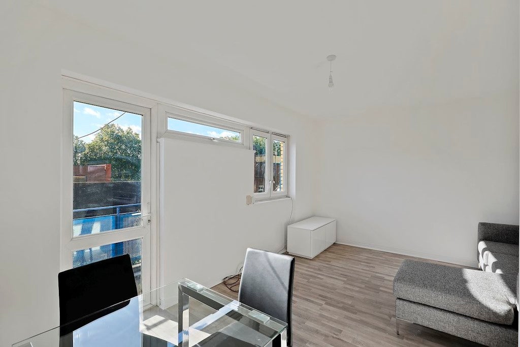 Flat Burbage Close in Greater London