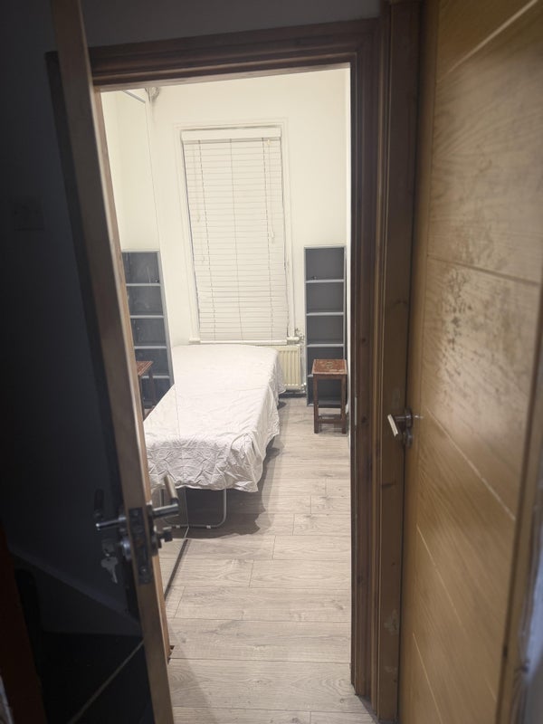 Room Gatton Road in Greater London