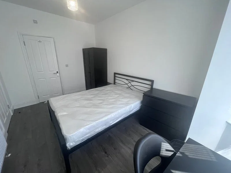 Room Claremont Street in Greater London