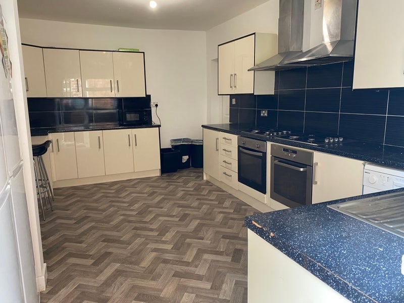 Room Claremont Street in Greater London