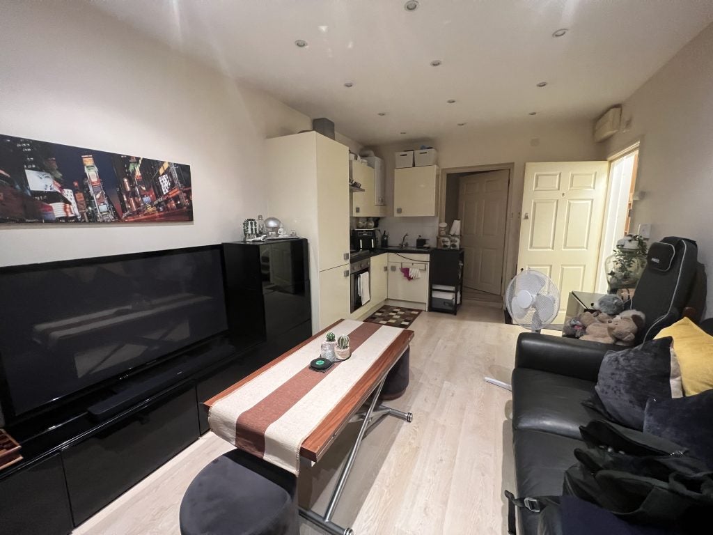 Flat Finchley Road in Greater London