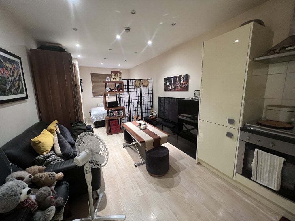 Flat Finchley Road in Greater London