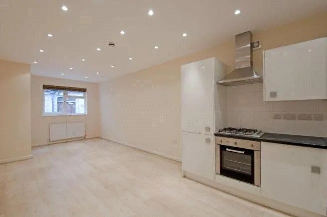 Flat Finchley Road in Greater London