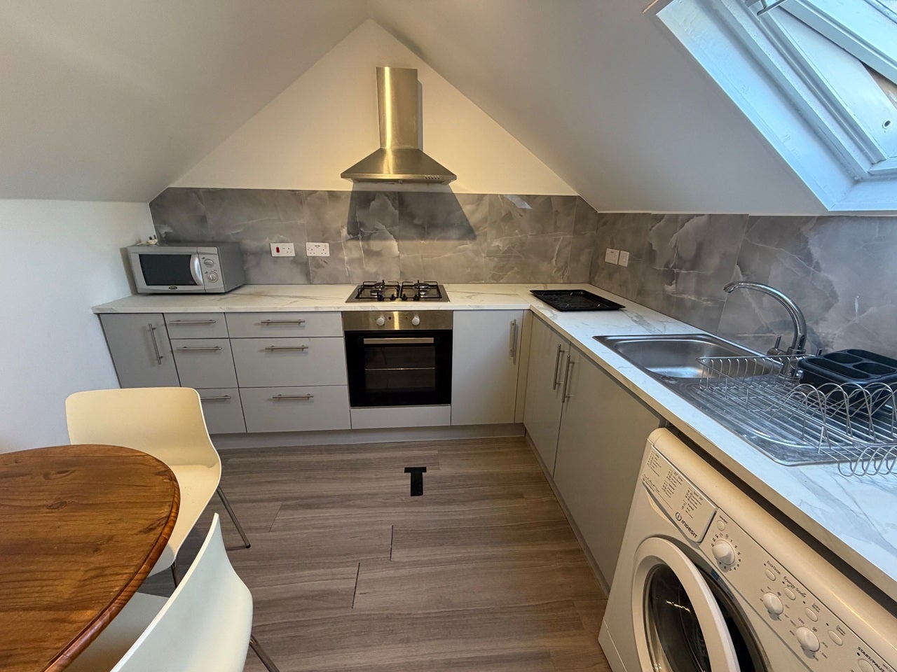 Flat Glenburnie Road in Greater London