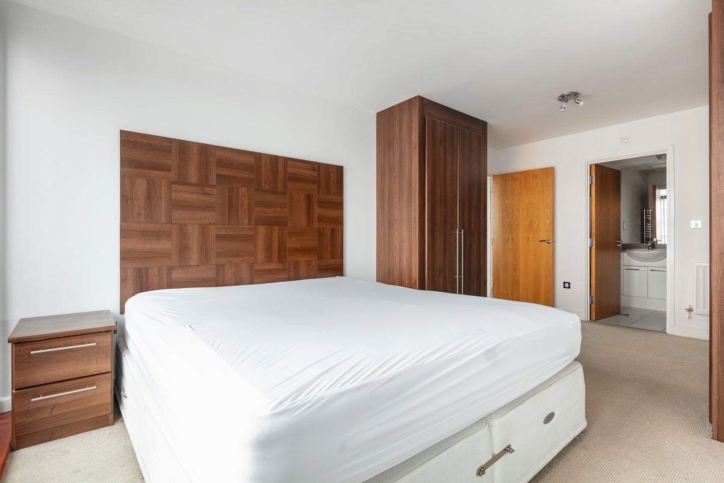 Flat Blackwall Way in Greater London