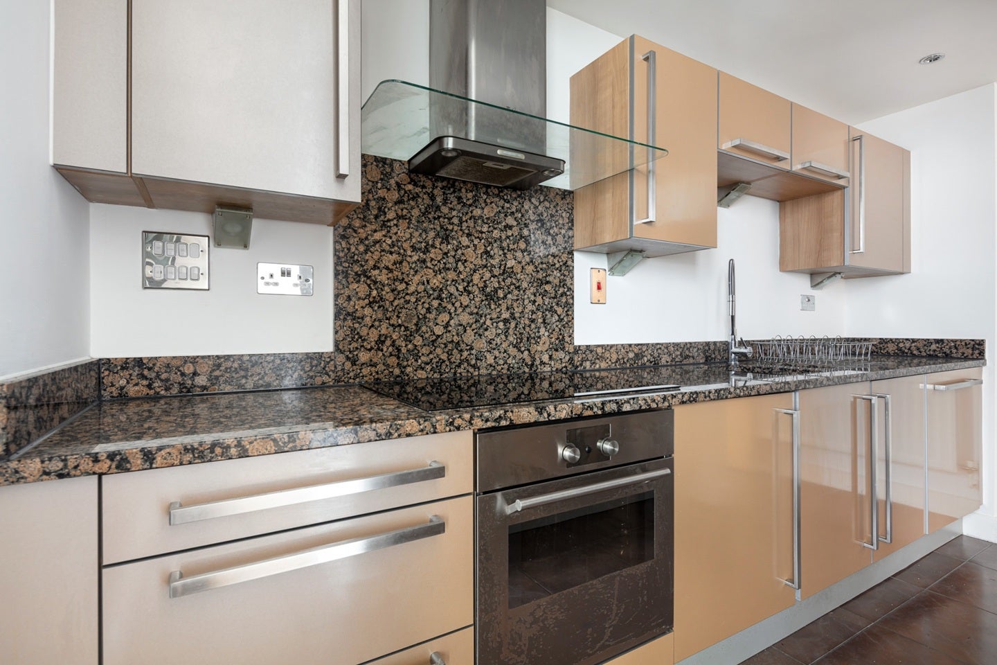 Flat Blackwall Way in Greater London