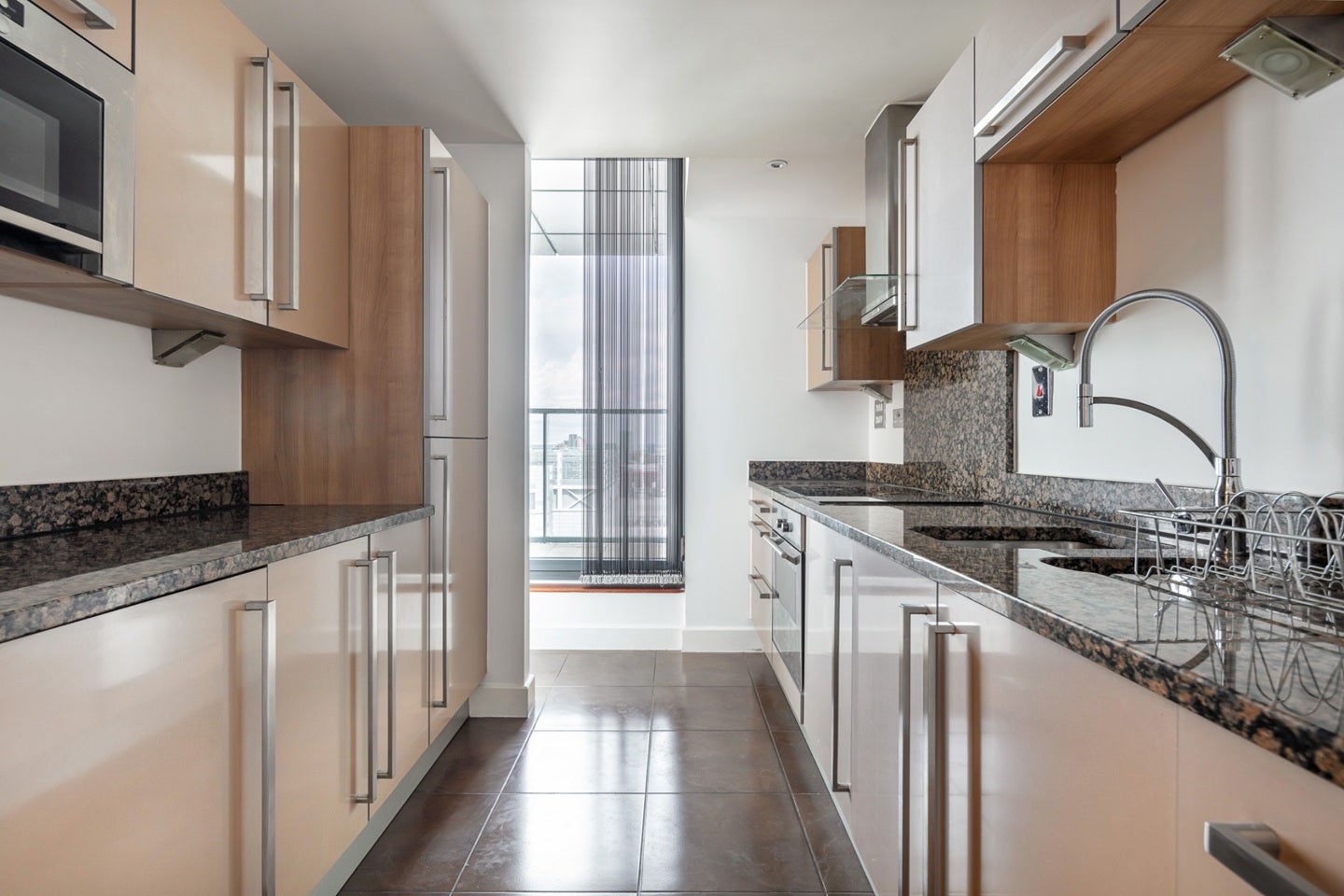 Flat Blackwall Way in Greater London