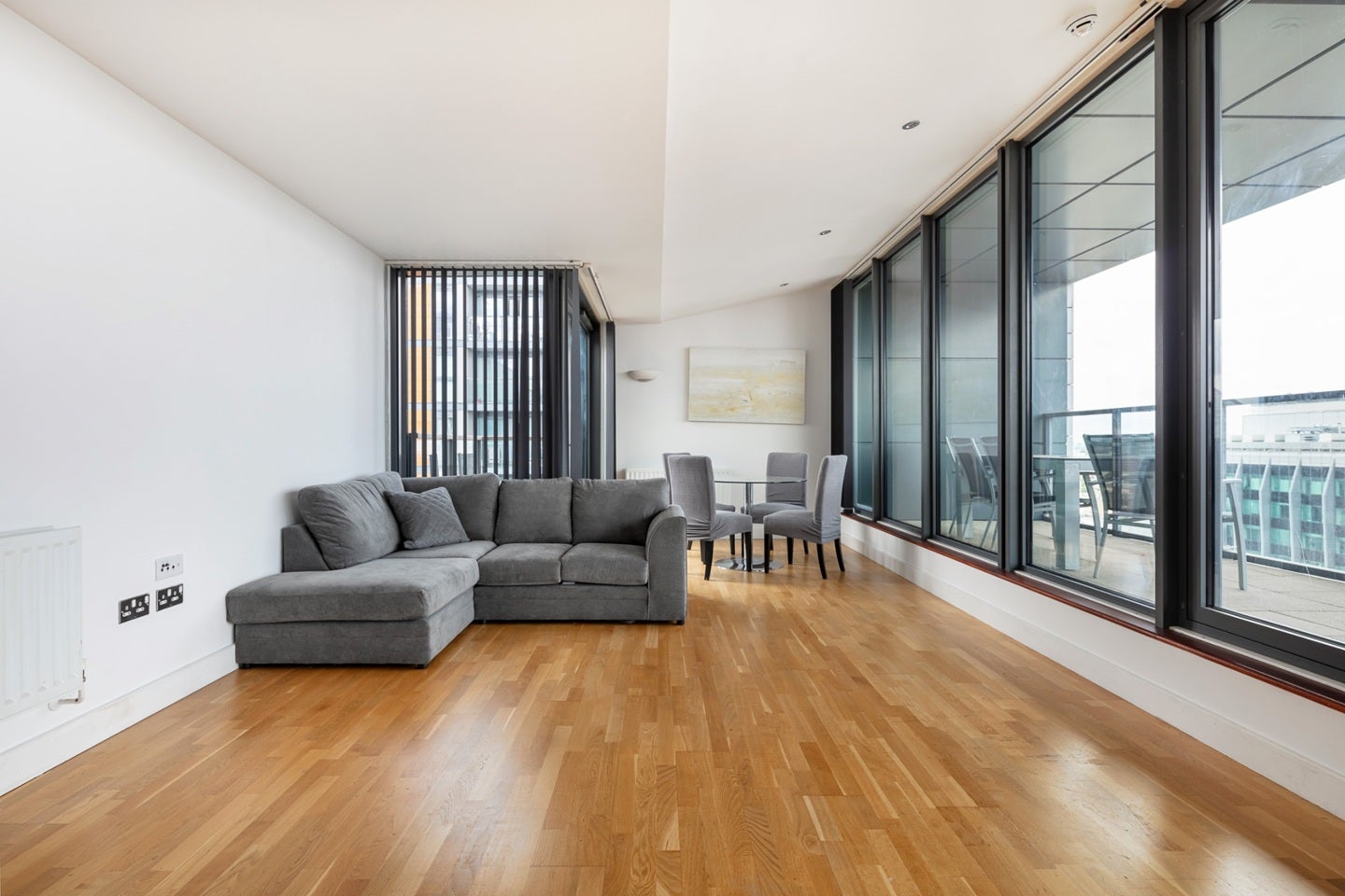 Flat Blackwall Way in Greater London