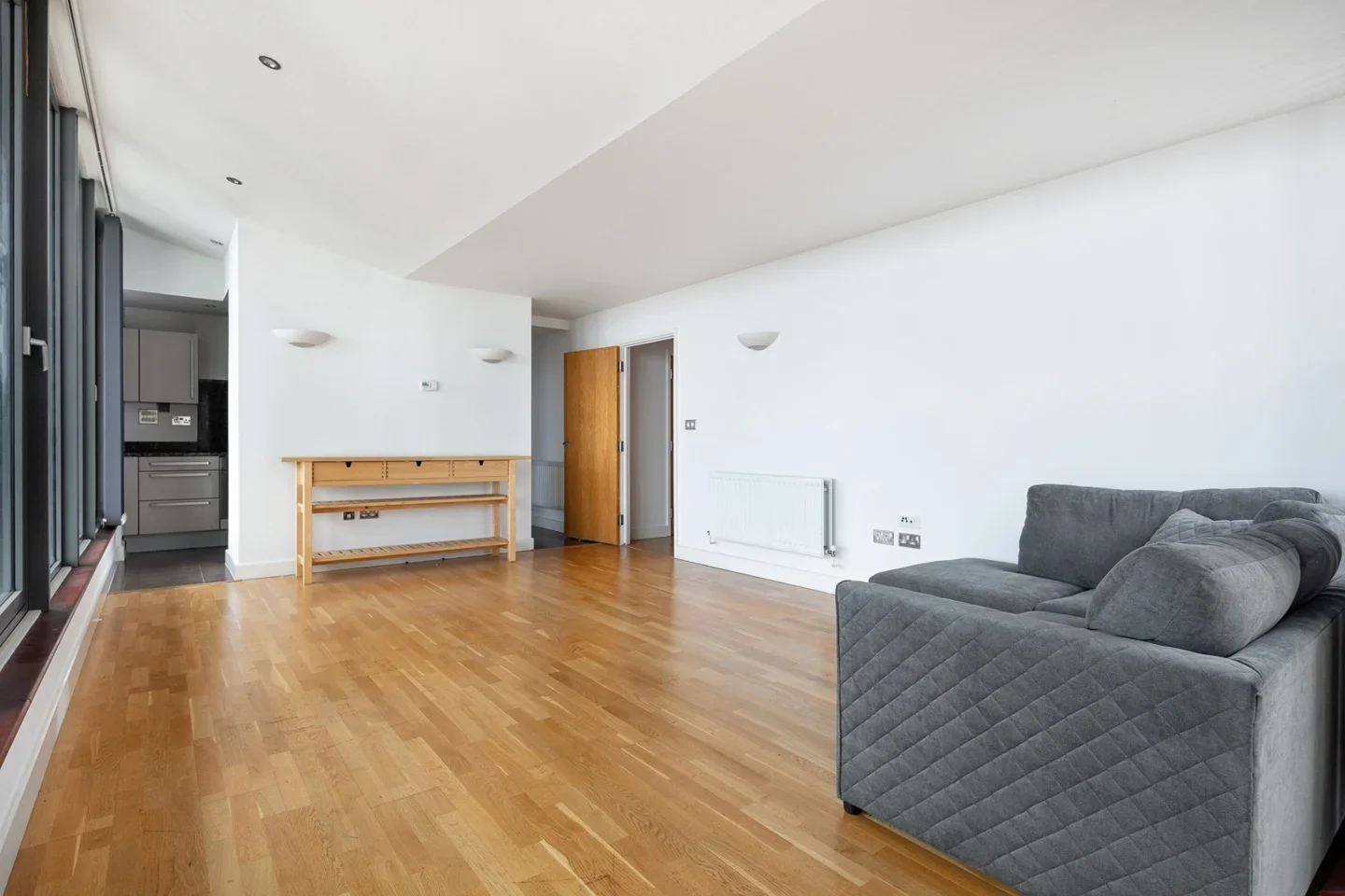 Flat Blackwall Way in Greater London