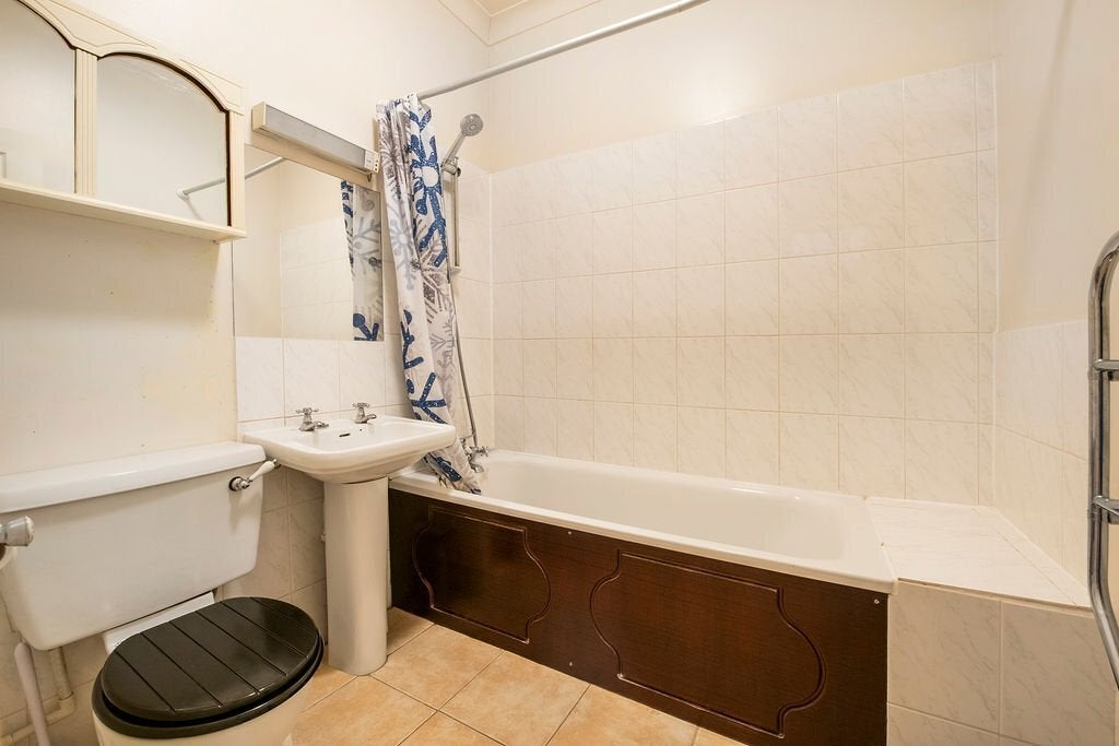 Flat Kew Road in Greater London