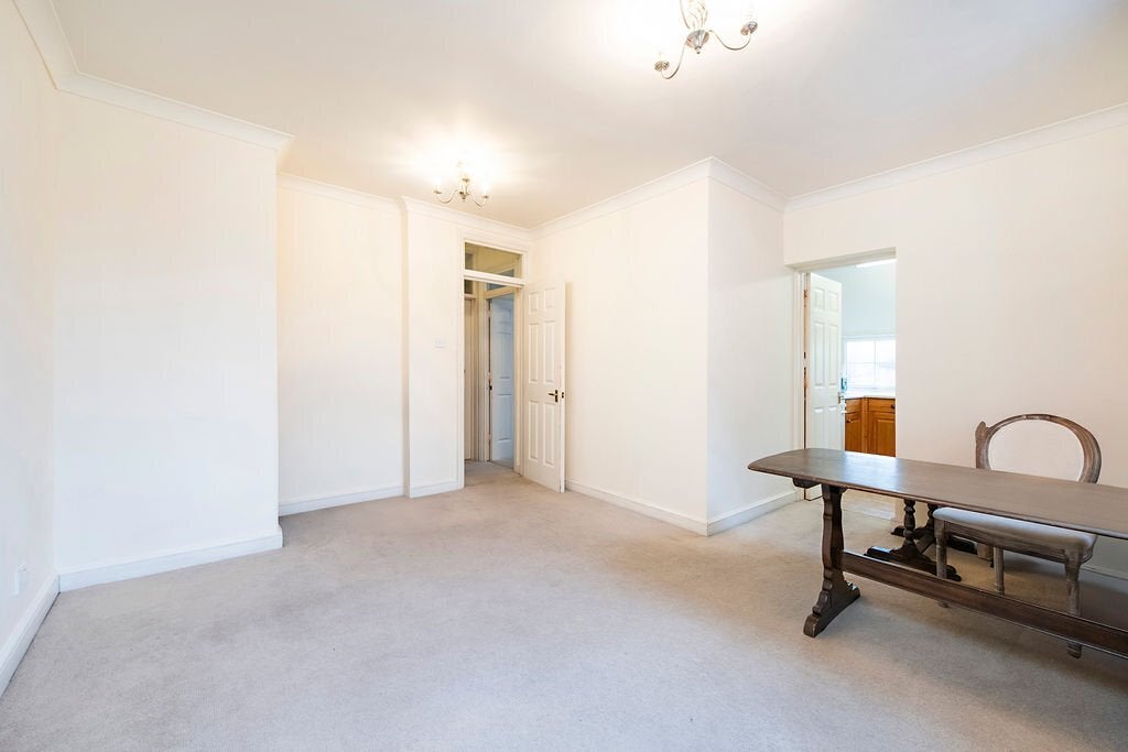 Flat Kew Road in Greater London