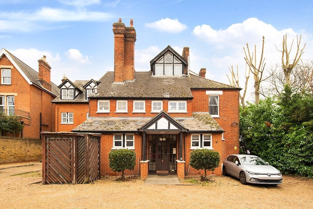 Flat Kew Road in Greater London