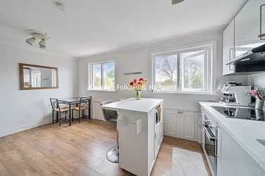 Flat Ellesmere Road in Greater London