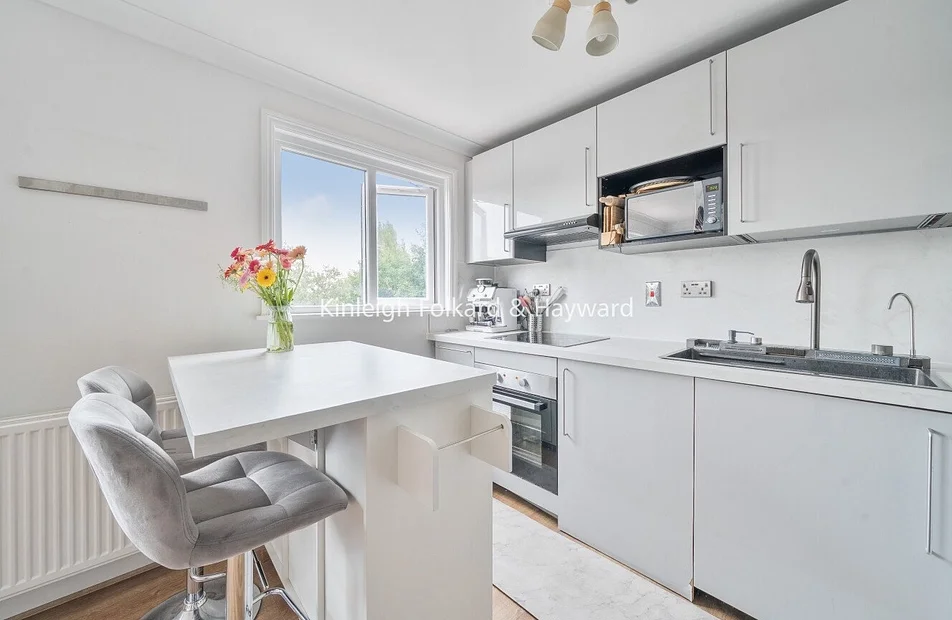 Flat Ellesmere Road in Greater London