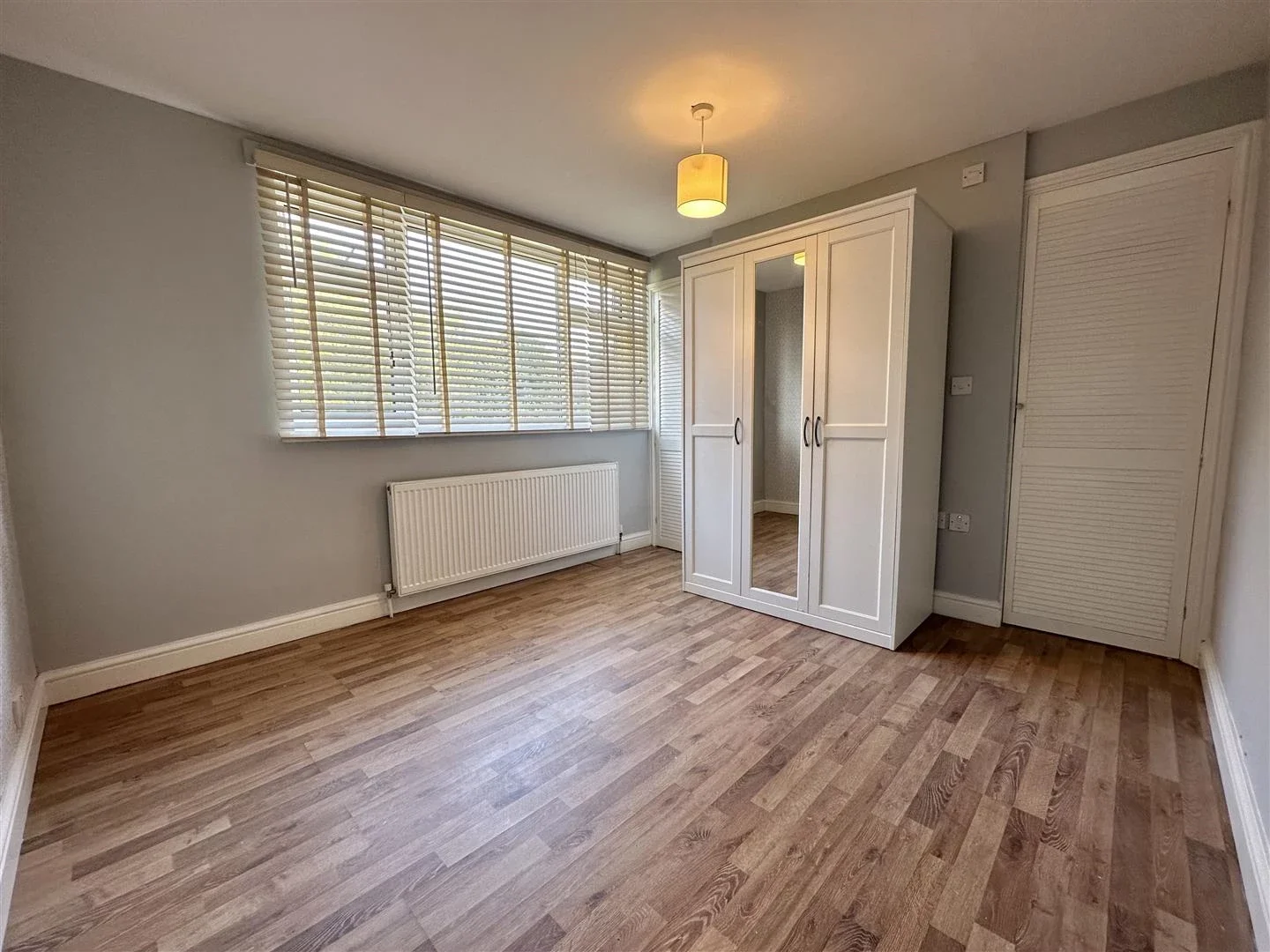 Flat Connaught Avenue in Greater London